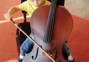 Chłopiec gra na wiolonczeli